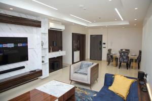 莱基Oceanview Smart Home with Pool in Oniru-Lekki 1的客厅配有蓝色的沙发和电视