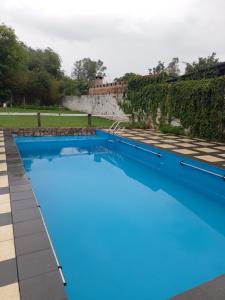 萨尔塔Cabañas La Caballeriza San Lorenzo的蓝色海水大型游泳池