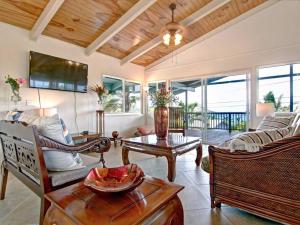 凯阿奥Hawaiian Paradise的客厅配有沙发和桌子