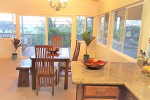 凯阿奥Hawaiian Paradise的一间带桌椅的厨房和一间用餐室