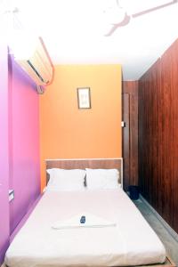 加尔各答Tusthi Banquets的橙色墙壁间的一张床位