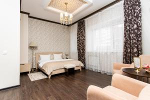 伊尔库茨克多罗格7号酒店的一间卧室设有一张床和一个大窗户