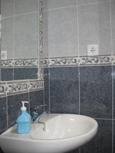 TielveHostal el Duje的一间带水槽和镜子的浴室