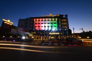 埃尔比勒安卡瓦皇家Spa酒店 的一座晚上亮着五颜六色灯光的建筑