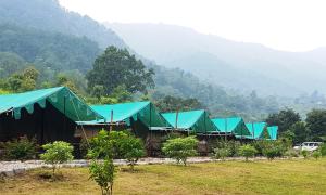瑞诗凯诗The Raajas - Camp & Resorts的一片田野上一排蓝色屋顶的帐篷