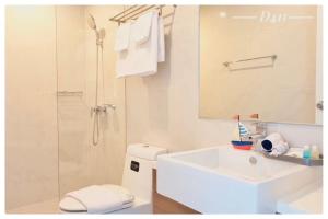 华欣D411 My Resort Huahin的带淋浴、盥洗盆和卫生间的浴室