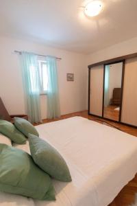 西利皮Country Home Matkovic - Duba的一张大床,位于带大镜子的房间里