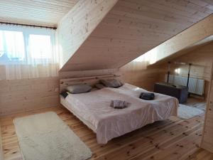 亚布卢尼齐亚Бо&Не的木制客房内的一间卧室配有一张大床