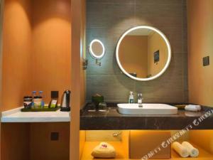 武汉武汉武昌火车站亚朵轻居酒店的一间带水槽和镜子的浴室