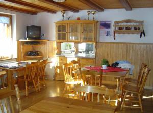 博希尼Family Home, Bohinj - Bled的厨房以及带桌椅的用餐室。