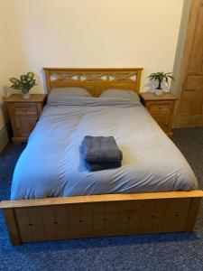 Old WalkerNewcastle Apartment 3 - Free Parking的一张带木架的床,上面有毛巾