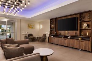 亚瑟港阿瑟港拉金塔酒店及套房的客厅配有电视、沙发和桌子