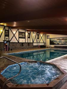 Ferryside三江源酒店的一个带热水浴缸的大型游泳池