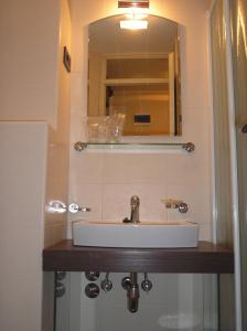 布泽特丰塔纳酒店的一间带水槽和镜子的浴室