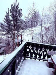 亚沃尔基Pod Salamandrom的雪覆盖着树木和山丘的栅栏