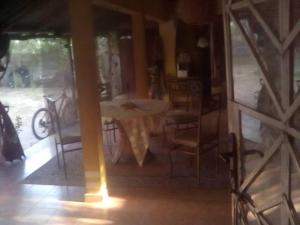 SanyangLovely 3-Bdrm Cottage w Private Patios Pkg Sanyang的一间带桌椅的用餐室