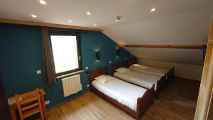 莫尔托艾斯佩斯莫图酒店的客房设有两张床和窗户。