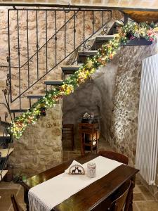 坎波迪焦韦B&B Casa Antonetti的一间带桌子和楼梯的用餐室
