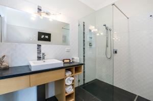 波特兰海景公寓的一间带水槽和淋浴的浴室