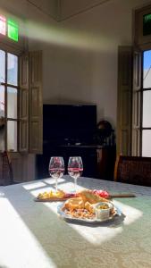 门多萨Alem Colonial的一张桌子,上面放着两杯酒和一盘食物