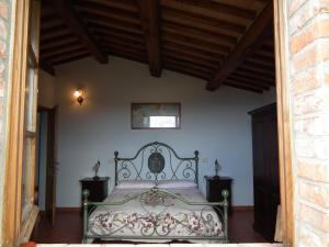 蒙蒂塞切诺雷波萨迪农场乡村民宿的卧室配有一张床