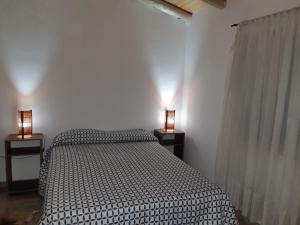 圣拉斐尔El Nevado Casa de Campo的一间卧室配有一张床和两张台灯。