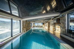 什平德莱鲁夫姆林圣弗朗蒂舍克度假胜地 - 俄里拜科夫布达酒店的一座带窗户的大型游泳池