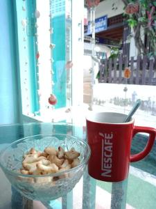 皮皮岛Sea Shell Hut的玻璃桌,放上一碗食物和一杯咖啡
