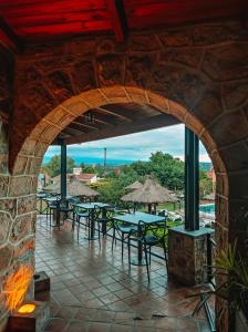 Pinares del Cerro Resort & Suites餐厅或其他用餐的地方