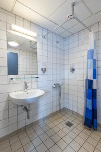 努克HOTEL SØMA Nuuk的一间带水槽和镜子的浴室