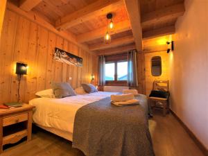 Chalet in Morzine sleeping 12 with sauna客房内的一张或多张床位