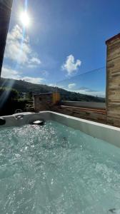 绍萨尔Apartamento Aymara de StarApsTenerife的背面设有太阳按摩浴缸