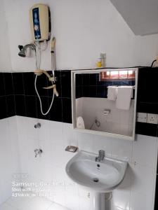 希克杜沃La-Vira Beach Villa的一间带水槽的浴室和墙上的一部电话