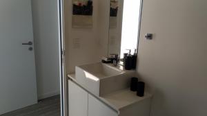 埃斯特角城PentHouse con fantástica vista y Amenities únicos的一间带水槽和镜子的浴室
