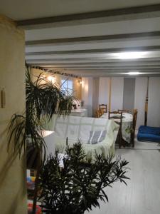 Unieux普罗旺斯拉米森酒店的一间卧室配有一张床和盆栽植物