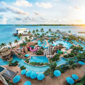 拿骚Margaritaville Beach Resort Nassau的享有度假村水上公园的空中景致