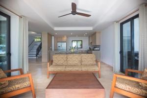 IguanaIguana Beach House的带沙发和吊扇的客厅