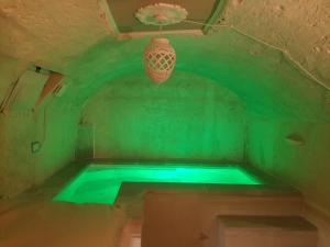 莱切Il Casale dei Principi的绿色客房的游泳池,设有天花板