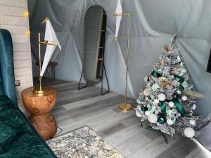 亚列姆切Karpatski Dzherela的帐篷内带圣诞树的客厅
