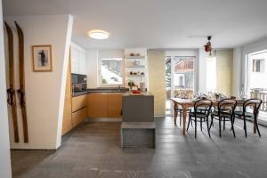 采尔马特Modern apartment with Matterhorn view的厨房以及带桌椅的用餐室。