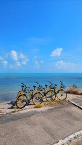 若昂佩索阿Kastel Jampa Hotel的停在海边的一群自行车