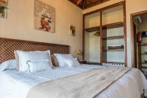 蓬塔戈尔达La Casita de Ana的一间卧室配有一张带白色床单的大床