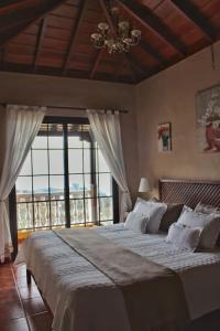 蓬塔戈尔达La Casita de Ana的一间卧室设有一张大床和大窗户