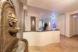 贝尔恩卡斯特尔-库斯德科特韦斯托布酒店的浴室设有狮子头水槽和台面