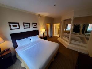 史密斯堡The Arc Hotel的卧室设有一张白色大床和一扇窗户。