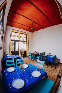 圣路易斯波托西GRAN ALCÁZAR HOTEL BOUTIQUE的用餐室配有蓝色的桌子和蓝色的椅子
