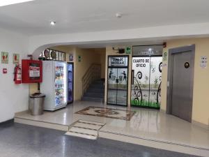 齐克拉约Hotel Residencial Los Tres Pinos的一个带两个冰箱和楼梯的加油站