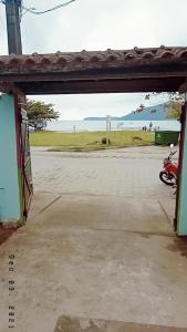 乌巴图巴Casa pé na areia的停放在停车场的摩托车,享有海景