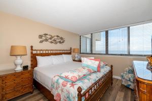 大西洋滩Sands Villas II的一间卧室配有一张床、一盏灯和窗户