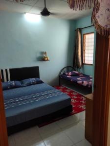 日得拉Singgahan Keluarga Jitu的一间卧室配有一张床和镜子